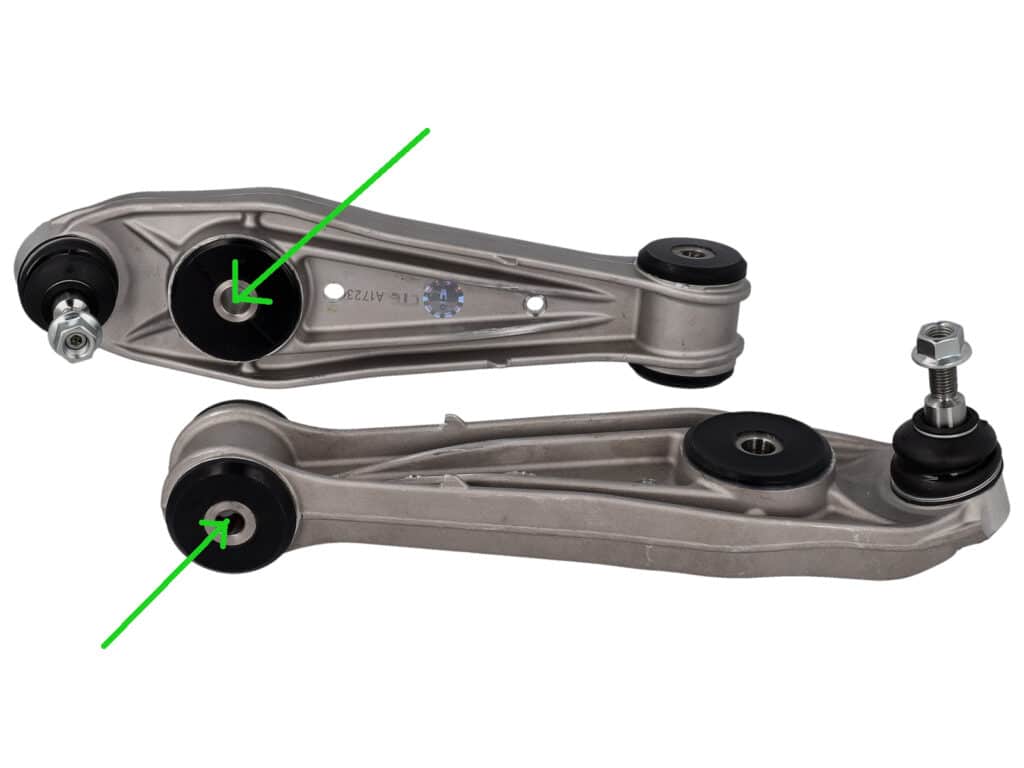 Brazos de suspensión metálicos con flechas que señalan los casquillos, indicando las áreas de desgaste.