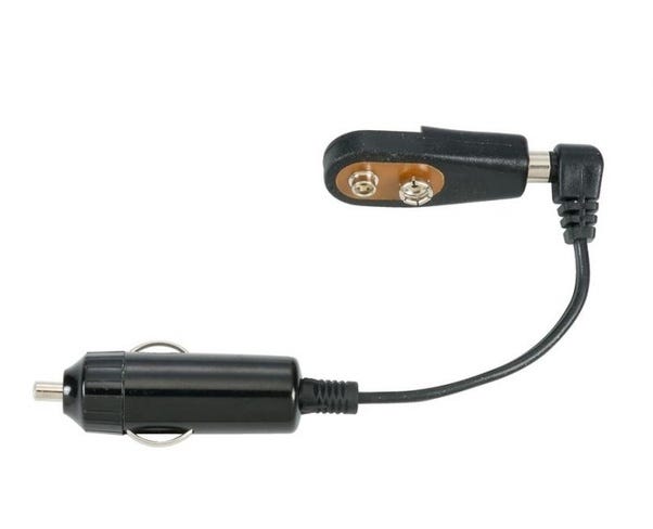 Un salvamemorias sencillo que consiste en un enchufe para mechero de coche con un cable que llega hasta un adaptador para pila de 9 voltios.