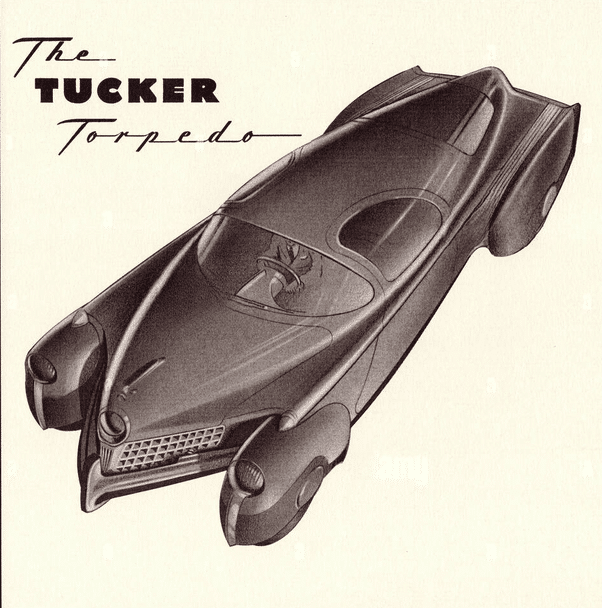 La imagen muestra un dibujo en blanco y negro de un automóvil antiguo con diseño futurista denominado “The Tucker Torpedo”. El vehículo tiene líneas aerodinámicas, una carrocería alargada y lisa con guardabarros prominentes que cubren las ruedas delanteras y traseras. En el centro del capó hay un faro circular. La tipografía sobre el dibujo tiene un estilo clásico y anuncia el nombre del automóvil.