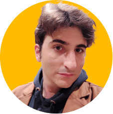 Un hombre atractivo y con buena percha sobre fondo naranja. Es el autor.