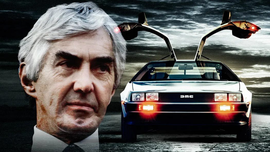 La imagen muestra un coche DeLorean con sus puertas de ala de gaviota abiertas, frente a un fondo de cielo dramático. La parte frontal del coche está orientada hacia el espectador y las luces delanteras están encendidas. Hay un retrato de John DeLorean a la izquierda, con su pelo blanco de los 80.