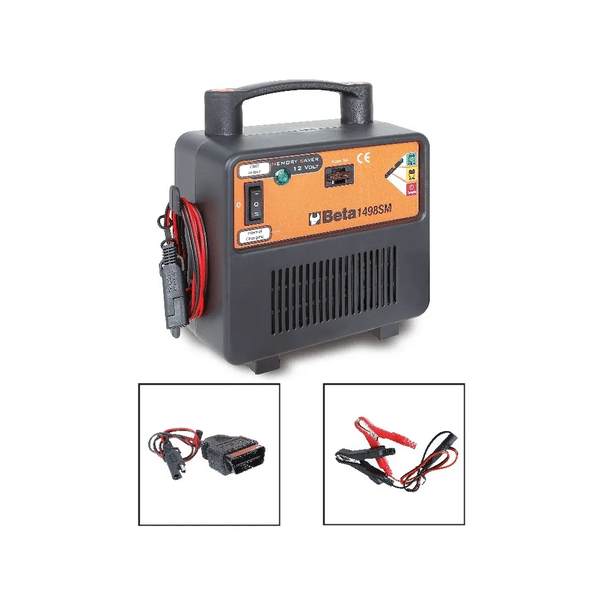 Salvamemorias profesional de marca Beta. Es un aparato portátil pero pesado, de color negro y naranja. Está hecho de plástico. Aparece con un conector OBDII y también unas pinzas eléctricas. Tiene un interruptor de encendido a la izquierda.