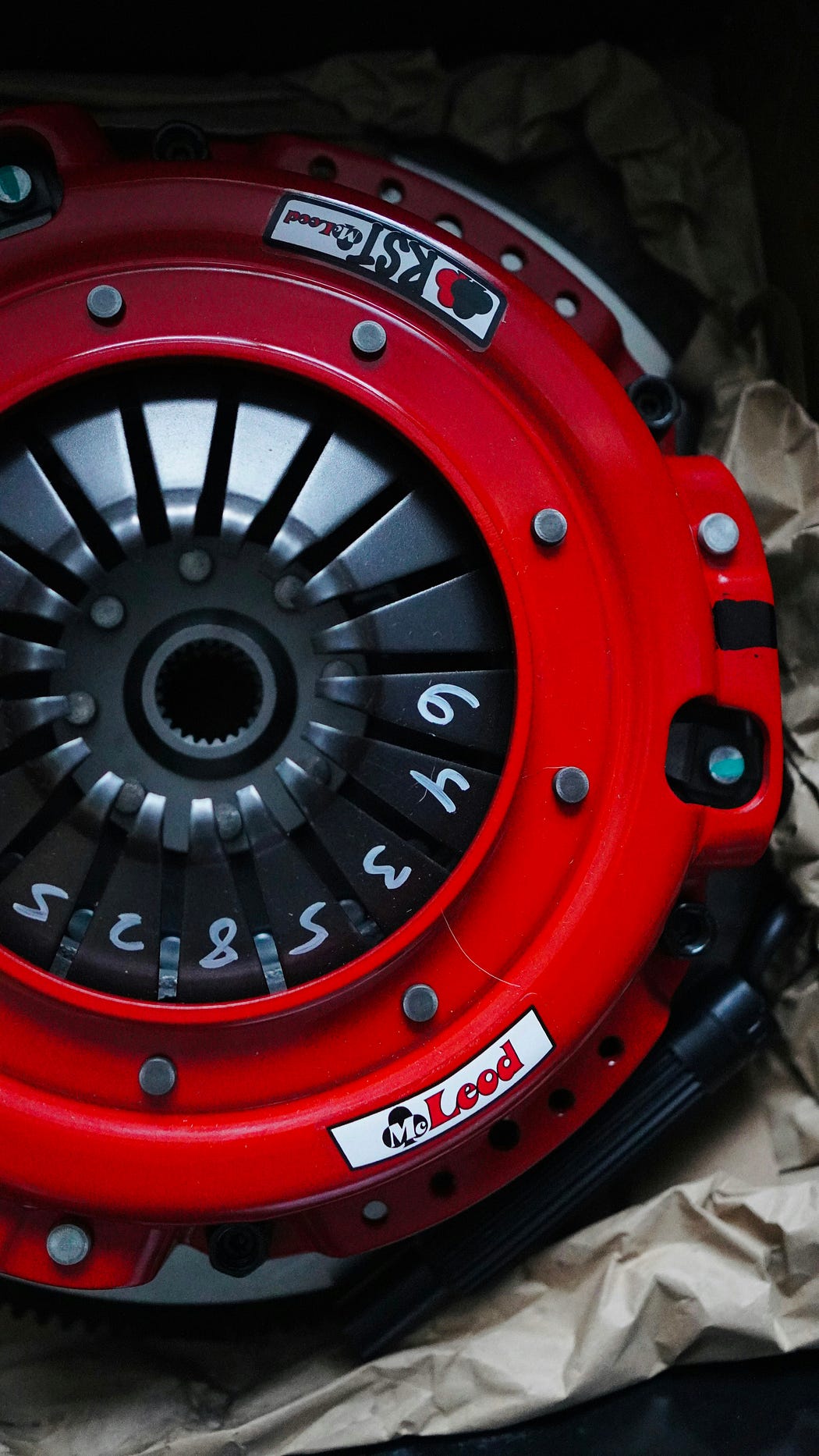 Maza de embraque de color rojo. Lleva escrito a rotulador: 6435825, que es una referencia de taller.