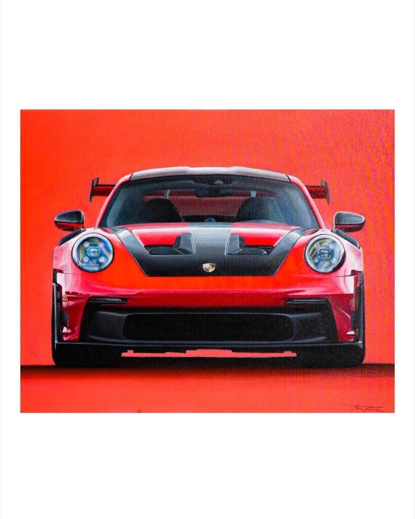 La imagen muestra una pintura de un coche Porsche rojo contra un fondo rojo vibrante. El coche está representado desde una vista frontal, destacando sus distintivos faros, llantas negras y plateadas, y el emblema de Porsche en el capó. La obra captura el diseño elegante y la esencia deportiva del vehículo, siendo interesante para los entusiastas de los coches o aquellos que aprecian el arte automotriz. Esta obra es de la artista Rae Roberts.