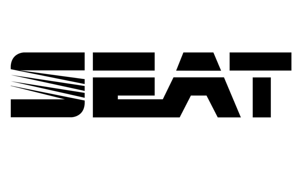El logo de SEAT muestra la palabra ‘SEAT’ en letras mayúsculas de una fuente sans-serif en negrita. A la izquierda de la letra ‘S’, hay cinco líneas diagonales plateadas que dan una impresión de velocidad o movimiento. Este logo es parte de la identidad visual de SEAT, una empresa española de automóviles fundada en 1950 y actualmente propiedad del grupo Volkswagen.