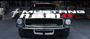 Imagen de un Mustang Fastback de 1968, conocido como el Mustang Nismo de Tokyo Drift. Este coche, en color verde, es el coche de Sean en Fast & Furious. Se muestra en un entorno urbano, destacando su diseño clásico y su conexión con la cultura automovilística de alto rendimiento.