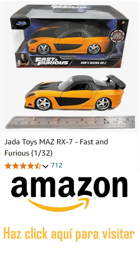 Imagen de una miniatura del Mazda RX-7 Veilside con kit Fortune en color naranja y negro, en escala 1/32. El modelo, fabricado por Jada Toys, se muestra en su caja de exhibición con ventanas de plástico transparente, con la marca ‘Fast & Furious’ y una imagen del coche en el arte de la caja. Debajo de la caja, hay un logotipo de Amazon y un botón que dice ‘Haz click aquí para visitar’, invitando a realizar la compra en línea.
