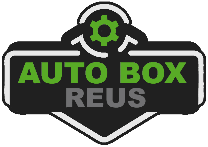 Donde cambiar el aceite del coche uno mismo en Barcelona: Logo compuesto por texto estilizado y elementos gráficos. La característica central es el texto ‘AUTO BOX REUS’ en letras mayúsculas verdes y en negrita. Sobre el texto hay un engranaje negro con una llave inglesa y un símbolo de protección auditiva en su interior, indicando un tema mecánico o automotriz. El engranaje está parcialmente rodeado por un arco verde, sugiriendo movimiento o eficiencia. Todo el logo tiene forma de escudo, que a menudo representa protección o fortaleza.