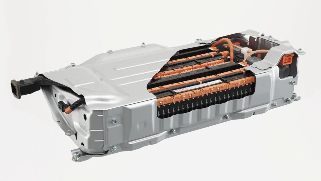 Un paquete de baterías de litio para vehículos eléctricos (EV). Este componente es la fuente principal de energía para los vehículos eléctricos, compuesto por múltiples celdas de batería individuales dispuestas en serie, encerradas en una carcasa protectora con conectores eléctricos visibles en un extremo.