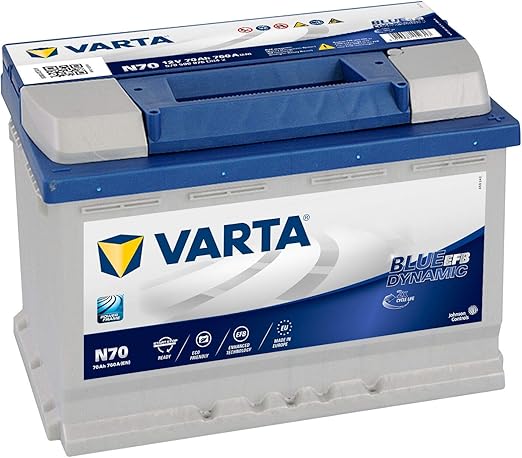 Una batería de coche marca VARTA Blue Dynamic EFB N70. Es una batería de 12V con una capacidad de 70 Ah y una corriente de arranque en frío de 640 A. La batería tiene varias etiquetas y símbolos que indican sus especificaciones.