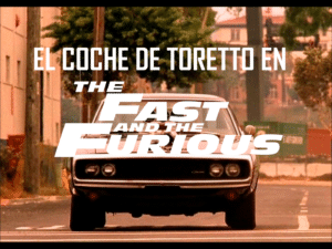 Imagen de un Dodge Charger R/T de 1970 con el texto ‘El coche de Toretto en The Fast and the Furious’ sobre una escena de la película. El coche, que se acerca en el fondo, es central en la trama de la película y es de interés para los fans de la franquicia.