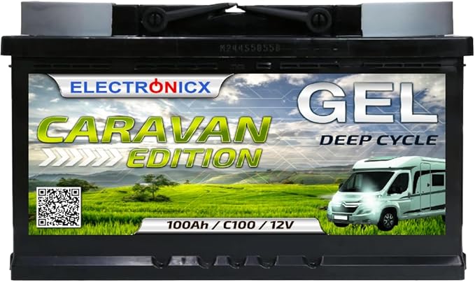 Una batería de coche marca ELECTRONIX, modelo GEL CARAVAN EDITION. Es una batería de ciclo profundo (DEEP CYCLE) de 12V con una capacidad de 100 Ah. La etiqueta muestra un campo verde con turbinas eólicas y una caravana, sugiriendo su uso para vehículos recreativos.