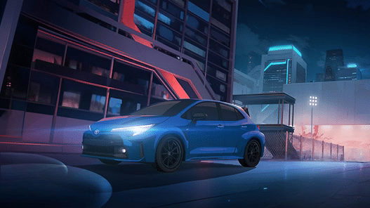 Un Toyota Corolla GR azul estacionado en una calle de noche con un paisaje urbano futurista de fondo. El coche está ilustrado en un ángulo dinámico que muestra su diseño deportivo, con prominentes arcos de rueda, grandes llantas de aleación y un estilo agresivo. La escena incluye luces de neón y edificios modernos, sugiriendo que la imagen es parte del anime ‘GRIP, el anime de Toyota’.