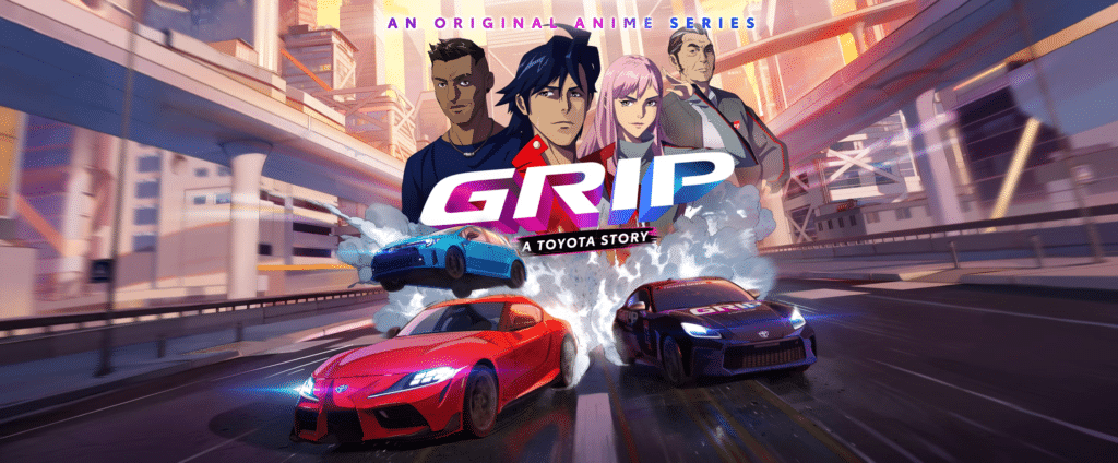 Gráfico promocional del anime ‘GRIP: A TOYOTA STORY’. Presenta tres coches compitiendo a través de un paisaje urbano con rascacielos de fondo. El coche en primer plano es rojo, y hay otros dos coches, uno azul y otro morado, que parecen estar en el aire detrás de él. El título de la serie se muestra de manera prominente en el centro con letras estilizadas.