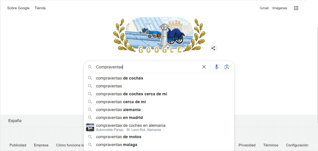 Una página de búsqueda de Google con un doodle especial en la parte superior, conmemorando un evento o persona. La barra de búsqueda contiene el inicio de una consulta escrita “compraventas de” con sugerencias relacionadas con la venta de coches en varias ubicaciones y contextos. Debajo de la barra de búsqueda hay pestañas para diferentes categorías como ‘Todo’, ‘Imágenes’, ‘Compras’, entre otras, y la configuración de ubicación está establecida en España. La imagen sugiere el uso de “Redacción SEO para sitios web de automóviles” en el contexto de búsquedas en línea.