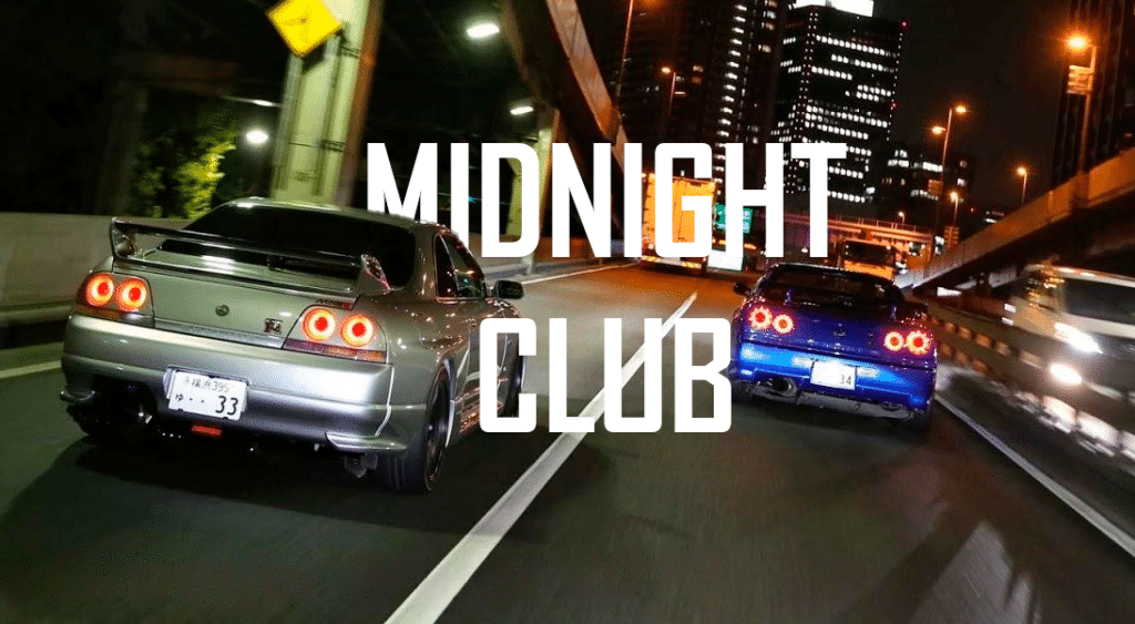 Dos coches en una autopista de noche, con luces de la ciudad y edificios en el fondo. El coche de la izquierda es un Nissan Skyline GT-R R33, identificable por sus luces traseras redondas y su forma de carrocería. El coche de la derecha es un Nissan Skyline GT-R R34, reconocible por sus luces traseras más cuadradas y líneas de carrocería distintivas. Ambos coches tienen los faros encendidos y están en movimiento. Sobre la imagen, en letras grandes, está el texto ‘MIDNIGHT CLUB’, sugiriendo un tema de carreras callejeras o cultura automovilística asociada con la conducción nocturna en entornos urbanos. Original de Wolfgang Groeger-Meier. Edición de JM Miana.