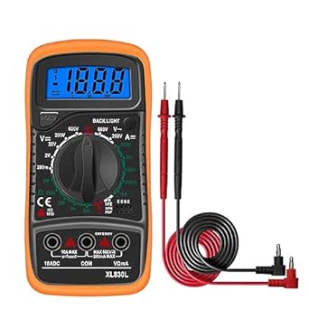Un multímetro digital de color naranja y negro con una pantalla en la parte superior, varios ajustes de medición en el dial central y conectores para las sondas en la parte inferior. El multímetro está acompañado por un par de cables de prueba rojos y negros. Este dispositivo se utiliza para medir propiedades eléctricas como voltaje, corriente y resistencia.