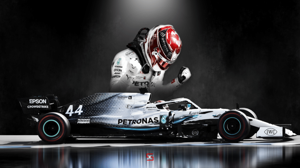 La imagen muestra un coche de Fórmula 1 Mercedes-Benz con el número 44, asociado a Lewis Hamilton, en movimiento. El fondo dinámico y borroso enfatiza la velocidad. El vehículo presenta marcas prominentes de patrocinadores como PETRONAS, Epson e IWC, entre otros.