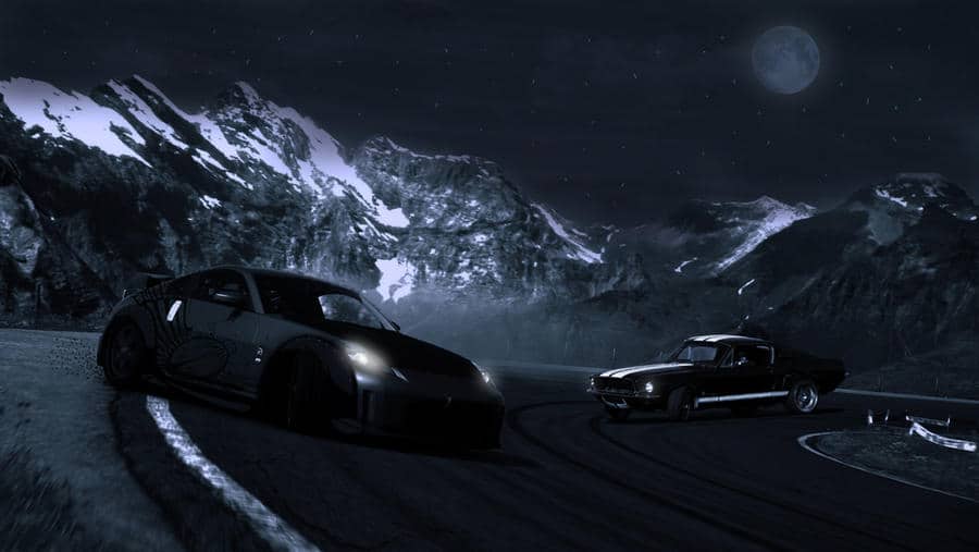 Imagen de una carrera nocturna en una carretera de montaña, con un Mustang Nismo y un Nissan Z compitiendo. La escena está inspirada en Tokyo Drift, con montañas nevadas al fondo bajo un cielo iluminado por la luna. Esta imagen representa una carrera ilegal de coches, típica de la cultura de Tokyo Drift.