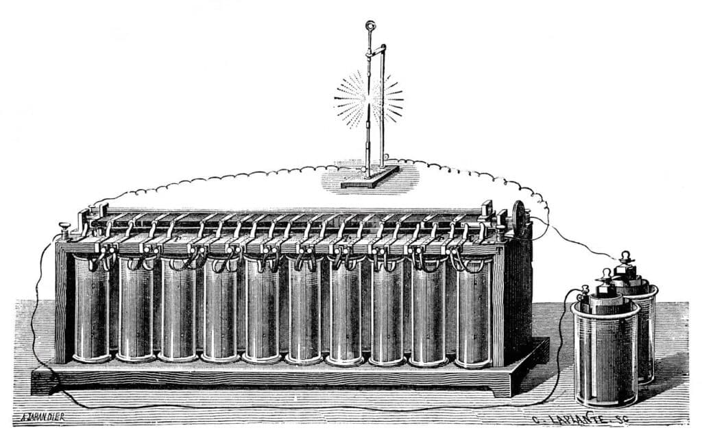 Ilustración de una versión temprana de la batería recargable de plomo-ácido de Gustave Planté. La imagen muestra una serie de celdas cilíndricas conectadas en serie, cada una con dos electrodos que sobresalen en la parte superior. Los cables conectan los electrodos entre sí y a un circuito externo, que incluye una varilla vertical y un pequeño contenedor cilíndrico, posiblemente representando una forma temprana de almacenamiento o medición de carga. Los detalles intrincados y las conexiones sugieren la complejidad e innovación del diseño de Planté en la tecnología de almacenamiento eléctrico.