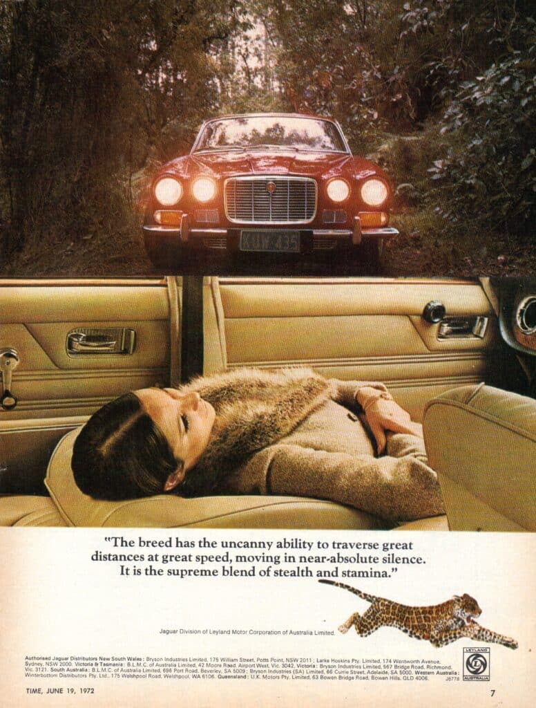 Anuncio de Jaguar con un enfoque vintage. En la parte superior, se observa un automóvil Jaguar rojo clásico estacionado en un entorno boscoso. Debajo, hay una imagen de un hombre recostado cómodamente en el asiento trasero de cuero beige de un automóvil, luciendo relajado y satisfecho. A su lado, hay una cita que dice: ‘The breed has an uncanny ability to traverse great distances at great speed, moving in near-absolute silence. It is the supreme blend of stealth and stamina.’ En la esquina inferior derecha, aparece el logo distintivo de Jaguar junto con la fecha ‘TIME, JUNE 12, 1972’. Este anuncio refleja la narrativa de lujo y confort que caracteriza a la marca Jaguar, destacando su legado y calidad sin tiempo.