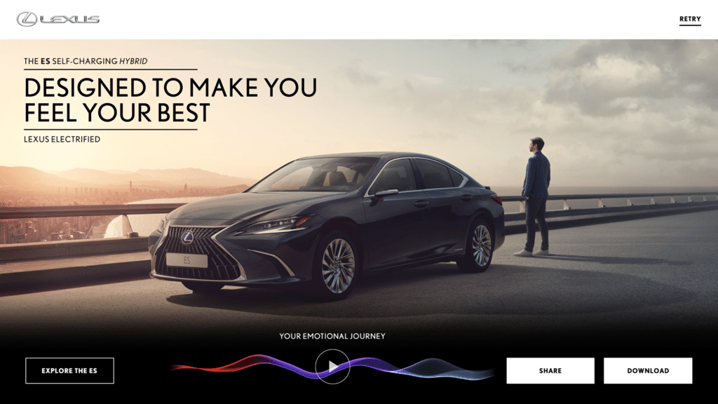 Página web de Lexus mostrando el coche híbrido ES Self-Charging. El coche está destacado en un puente con un horizonte urbano al fondo durante el crepúsculo. A la derecha del coche, un hombre lo observa. Debajo de la imagen principal, hay una sección interactiva titulada ‘Your Emotional Journey’ con líneas de colores que representan diferentes emociones y botones para ‘Explore the ES,’ ‘Share,’ y ‘Download.’ El lema superior dice ‘DESIGNED TO MAKE YOU FEEL YOUR BEST.’ Esta imagen ilustra cómo Lexus utiliza la narrativa visual y elementos interactivos para evocar emociones y crear una conexión con los clientes, enfatizando la importancia de transmitir emociones para involucrar a los clientes.