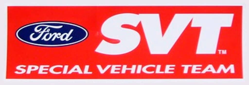 Logo de ‘Special Vehicle Team’ de Ford. En el fondo hay un rectángulo con los bordes redondeados, dividido en dos partes: la superior es azul con el texto ‘Ford’ en blanco dentro de un óvalo y la palabra ‘SVT’ en rojo a la derecha; la parte inferior es roja con el texto ‘SPECIAL VEHICLE TEAM’ en letras blancas mayúsculas.