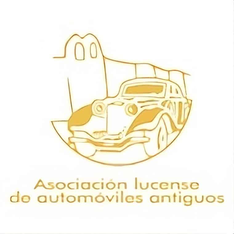 La imagen muestra un logotipo de un club automovilístico. El logotipo consiste en una representación estilizada de un automóvil antiguo dentro de un contorno circular. Debajo del gráfico, hay un texto que dice “Asociación lucense de automóviles antiguos”. Este logotipo representa la identidad de una asociación dedicada a los automóviles antiguos, indicando un grupo con un interés compartido en coches vintage.