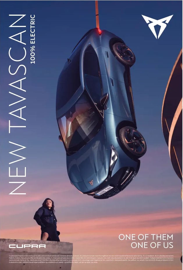 Anuncio del ‘NEW TAVASCAN - 100% ELECTRIC’ de CUPRA. La imagen muestra un SUV eléctrico azul suspendido en el aire, aparentemente flotando, con su parte inferior visible. Debajo del vehículo, sobre una plataforma de concreto, hay una persona vestida de oscuro mirando hacia arriba. En el fondo, se ve un cielo crepuscular con nubes suaves y una gran forma geométrica oscura a la derecha. El logo de CUPRA está en la esquina inferior izquierda y hay un texto que dice ‘ONE OF THEM ONE OF US’ en la esquina inferior derecha.
