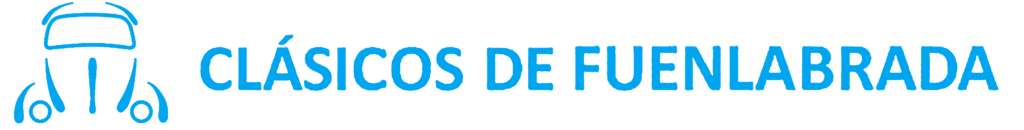 Logotipo de un club de automóviles clásicos. El texto ‘CLÁSICOS DE FUENLABRADA’ está en letras mayúsculas azules, con elementos decorativos que asemejan características de autos clásicos, como dos faros y una parrilla de coche, integrados en el diseño del texto.