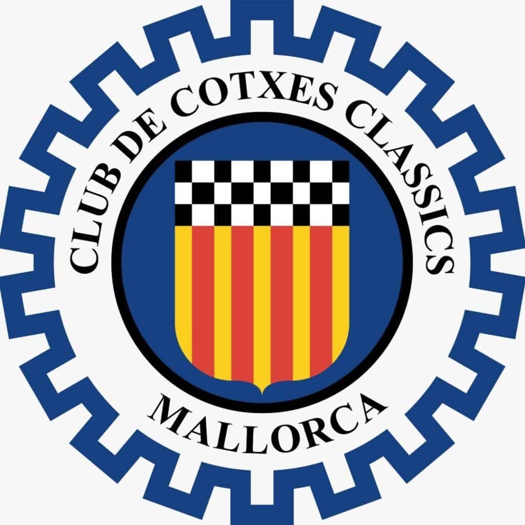 Emblema circular con un escudo en el centro que tiene cuatro franjas verticales alternadas en rojo y amarillo. Sobre el escudo hay un patrón de bandera a cuadros en blanco y negro. Rodeando el escudo hay un engranaje azul con dientes en su borde exterior. El texto ‘CLUB DE COTXES CLASSICS MALLORCA’ rodea el diseño central.