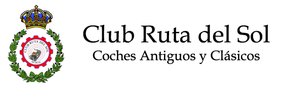 Logotipo de un club de automóviles clásicos. En la parte superior, hay una corona. Debajo, un emblema circular con la inscripción ‘Club Ruta del Sol’ alrededor de dos banderas cruzadas, una con un patrón de cuadros y la otra con una estrella sobre fondo oscuro. Debajo de las banderas, una cinta con las palabras ‘Coches Antiguos y Clásicos’.