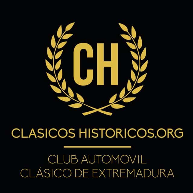 La imagen muestra un logotipo de un club automovilístico. El logotipo consiste en las iniciales “CH” en una fuente grande y negrita, centradas dentro de una corona de laurel. Sobre las iniciales está el texto “CLASICOS HISTORICOS.ORG” y debajo “CLUB AUTOMOVIL”. El logotipo es predominantemente negro con acentos dorados, lo que sugiere que está asociado con una organización relacionada con automóviles históricos o clásicos.