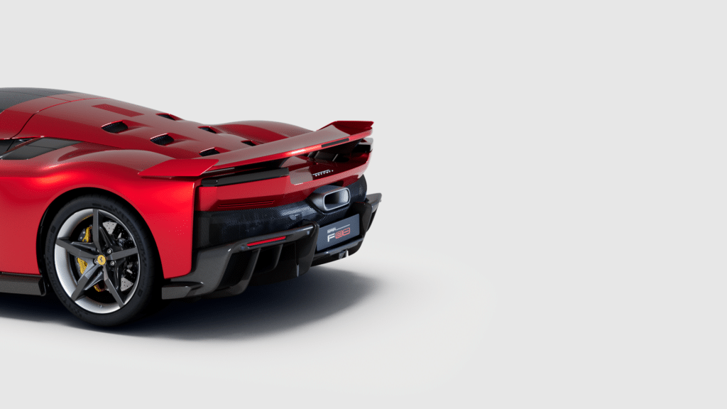 Vista trasera de un Ferrari F80 rojo, destacando sus características de diseño como las luces traseras elegantes, el prominente alerón trasero y los tubos de escape dobles. El coche está posicionado sobre un fondo liso que acentúa su diseño.