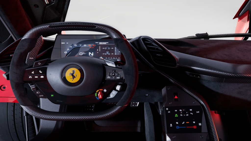 Interior de un Ferrari F80, centrado en el volante y el tablero. El volante tiene el logo de Ferrari en el centro y está equipado con varios controles. Detrás, hay un tablero digital que muestra información como la velocidad, la selección de marchas y otros parámetros del vehículo. Esta imagen destaca los aspectos modernos y lujosos del habitáculo de un coche deportivo de alta gama.