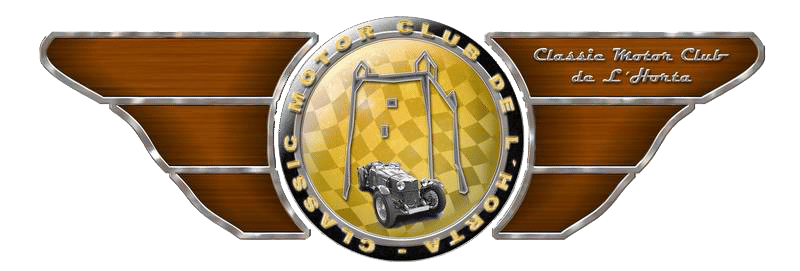 La imagen muestra un logotipo de un club automovilístico. En el centro del logotipo hay un patrón de cuadros amarillos y negros con un automóvil clásico plateado en el centro. Sobre el automóvil, el texto dice “Motor Club” y debajo, “Classic Motor Club de L’Horta”. A los lados del diseño central hay dos formas que parecen alas con una textura de madera, evocando los tableros de los automóviles clásicos o quizás alas para simbolizar la velocidad. Este logotipo representa una organización o grupo interesado en automóviles clásicos, sugiriendo un enfoque en la apreciación o colección de coches vintage dentro de las actividades del club.