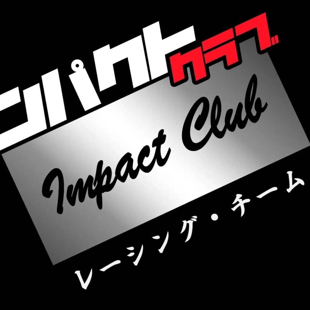 Logotipo de un club de automóviles clásicos. En la parte superior, se lee ‘ジャンク’ (Junk) en caracteres japoneses blancos sobre fondo negro, seguido de un punto rojo. Debajo, ‘Impact Club’ en letras cursivas blancas con sombra gris sobre una placa metálica rectangular con bordes redondeados y textura de acero cepillado. En la parte inferior, ‘レーシング・チーム’ (Racing Team) en caracteres japoneses blancos sobre fondo negro.