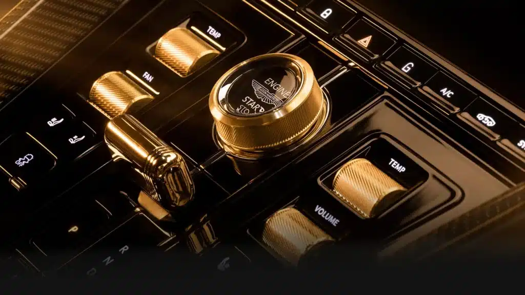 Primer plano de un panel de control con perillas y botones dorados, probablemente de un equipo de audio de alta gama o un instrumento musical. El botón más destacado es el de ‘Start/Stop’, sugiriendo funcionalidad para reproducir o pausar música o sonido. El acabado dorado en los controles indica lujo o calidad premium.