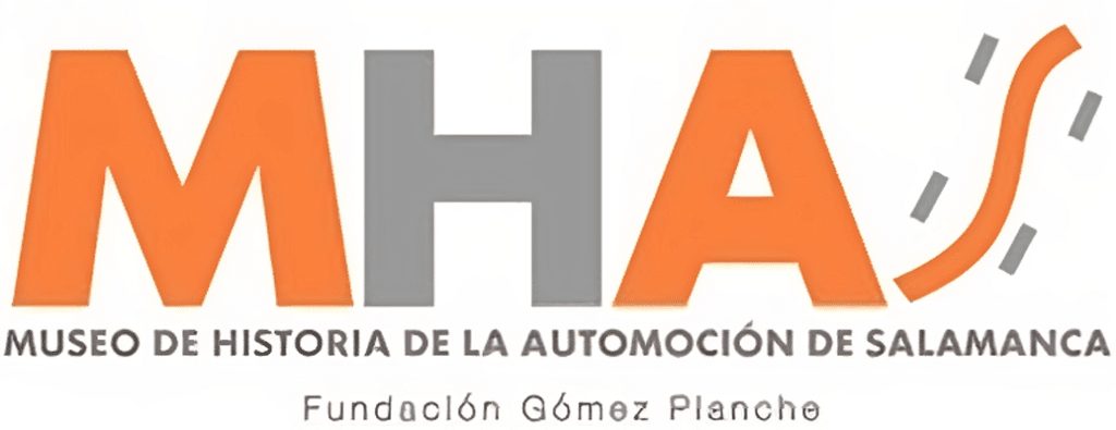 Logotipo que consiste en las letras ‘MHAS’ en una fuente grande, negrita y naranja, con una línea curva debajo que se conecta a una representación estilizada de una ‘S’ que se asemeja a una carretera o camino. Debajo del logotipo, hay dos líneas de texto: la línea superior dice ‘MUSEO DE HISTORIA DE LA AUTOMOCIÓN DE SALAMANCA’ en letras mayúsculas más pequeñas, y la línea inferior dice ‘Fundación Gómez Planche’ en una fuente aún más pequeña.
