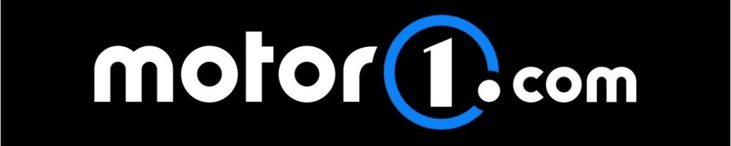 Logo de motor1.com con la palabra ‘motor’ en minúsculas, seguida de un número ‘1’ rodeado por un círculo azul y ‘.com’ en minúsculas.