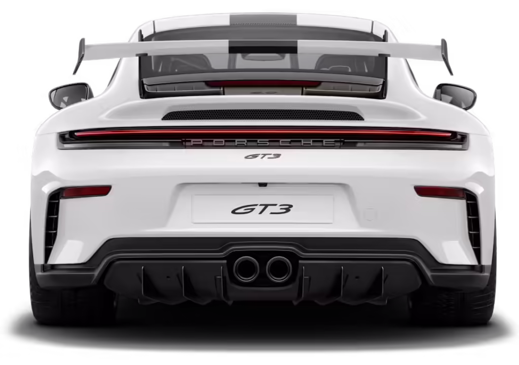 Vista trasera de un Porsche GT3 blanco. Se destaca un prominente alerón trasero, el logotipo ‘PORSCHE’ en la parte trasera y el emblema ‘GT3’ en la parte inferior del maletero. Debajo, hay un conjunto distintivo de tubos de escape centrales. Los elementos de diseño sugieren un alto rendimiento, indicativo de las capacidades del coche en velocidad y manejo.