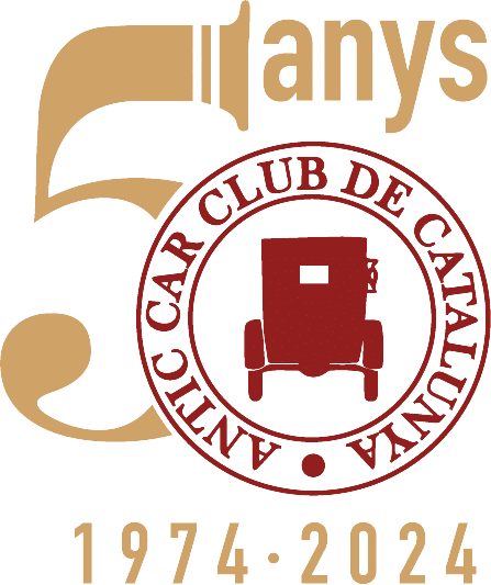 La imagen muestra un logotipo que combina elementos gráficos y texto. En la parte superior izquierda, hay un número “5” grande en color dorado con una fuente estilizada. En el centro, se encuentra un círculo con borde rojo que contiene más texto y una imagen estilizada de un automóvil antiguo en color negro sobre fondo blanco. El texto dentro del círculo está dispuesto en dos líneas curvas que siguen la forma del círculo; la línea superior dice “CLUB CAR DE CATALUNYA” y la inferior “ANTIC CAR CLUB DE CATALUNYA”. Entre estas dos líneas de texto, hay una banda roja con el año “1974” a la izquierda y “2024” a la derecha, indicando un aniversario de 50 años del club. El diseño general sugiere que se trata de un emblema para un club de automóviles clásicos o antiguos en Cataluña, destacando su herencia y tradición desde 1974 hasta 2024.