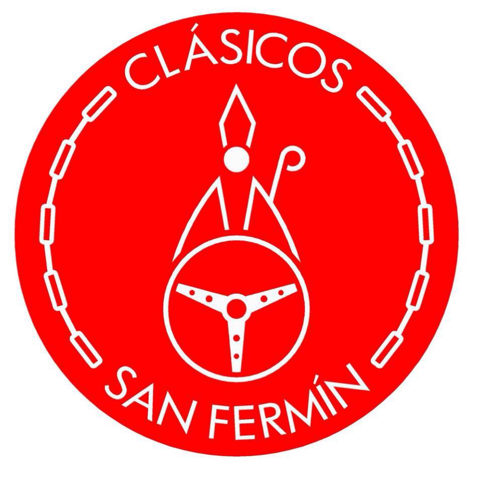 Logotipo de un club de automóviles clásicos. El texto ‘CLÁSICOS SAN FERMÍN’ está en letras blancas dentro de un círculo rojo. En el centro del círculo, hay una escena de tauromaquia tradicional con un toro y una persona sosteniendo lo que parecen ser capas de torero. El borde del círculo está decorado con patrones que asemejan una cadena.
