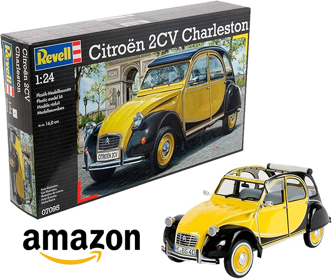 La imagen muestra una caja de un kit de modelo Revell del Citroën 2CV Charleston. La caja presenta una ilustración del coche amarillo y negro, y junto a ella hay un modelo terminado del mismo coche. El kit de modelo es a escala 1:24, y el texto en la caja indica que el modelo terminado mide 16.0 cm de longitud. También está presente el logotipo de Amazon en la imagen, lo que sugiere que este producto está disponible para su compra en Amazon.