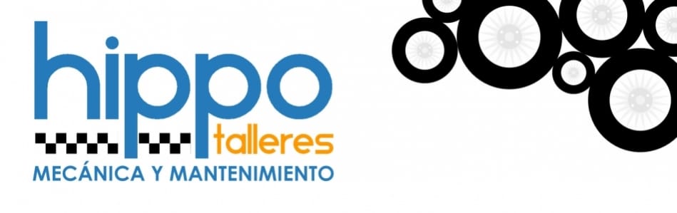 El logotipo muestra el texto "hippo talleres" en letras grandes y azules, con "talleres" en letras más pequeñas y naranjas. Debajo del nombre, hay un patrón de cuadros en blanco y negro, y el texto "MECÁNICA Y MANTENIMIENTO" en azul. A la derecha de la imagen, hay varios círculos negros con centros blancos, que parecen ruedas o engranajes. Esta imagen es relevante ya que representa la marca y los servicios de un taller mecánico.