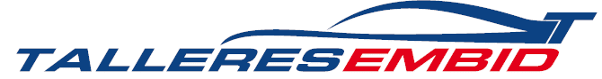 El logotipo muestra el texto "TALLERES EMBID" en letras mayúsculas. La palabra "TALLERES" está en color azul y la palabra "EMBID" está en color rojo. Encima del texto, hay una silueta estilizada de un automóvil en color azul, con una línea curva que representa el techo y la parte trasera del coche. La imagen es relevante porque representa un taller de reparación de automóviles, y el diseño del logotipo sugiere profesionalismo y especialización en el sector automotriz.