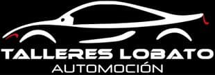 Logo de “TALLERES LOBATO AUTOMOCIÓN” con el contorno estilizado de un coche encima del texto. El coche tiene curvas modernas y dos acentos rojos que parecen luces traseras. El texto está en mayúsculas, siendo “TALLERES LOBATO” más prominente que “AUTOMOCIÓN”.