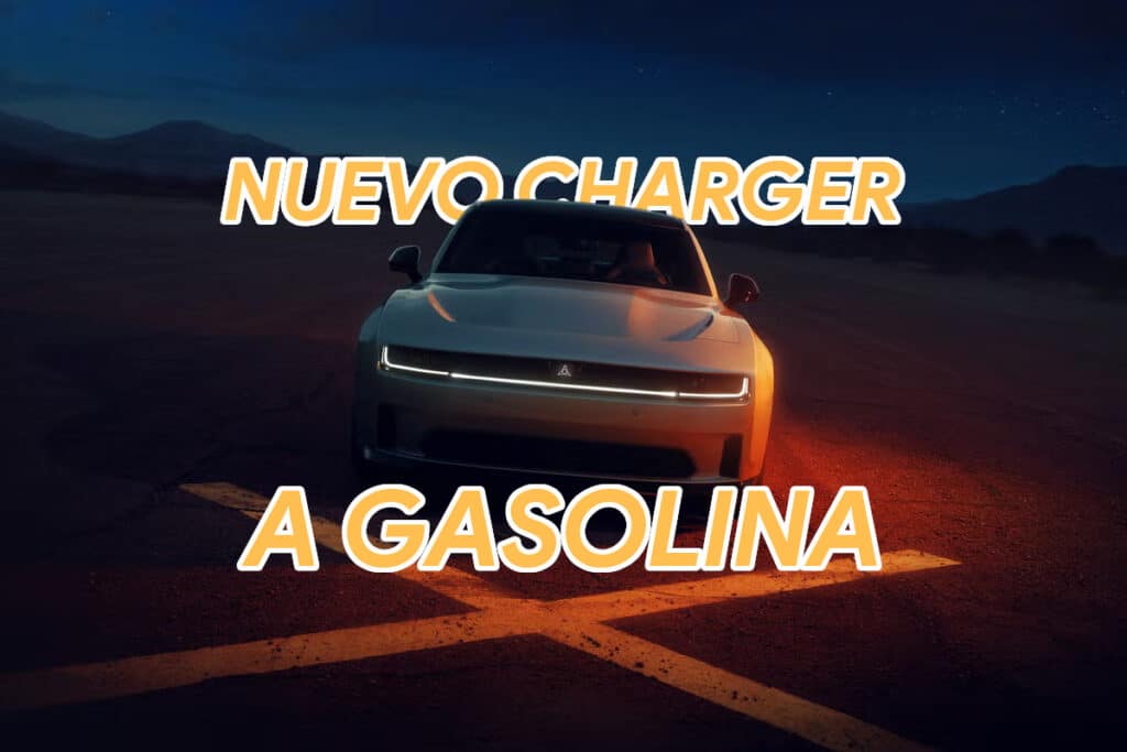 Nuevo Dodge Charger: Coche Dodge Charger con el texto “NUEVO CHARGER A GASOLINA” sobre la imagen. El coche está representado al anochecer o temprano en la noche, con los faros encendidos y un cielo azul oscuro de fondo.