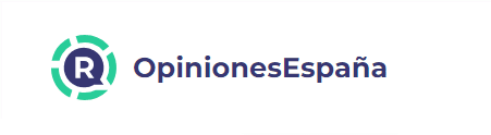 El logotipo de 'OpinionesEspaña' consiste en un diseño circular con una letra 'R' estilizada en el centro, rodeada por segmentos verdes y azules. A la derecha del logotipo, el texto 'OpinionesEspaña' está escrito en una fuente negrita de color azul oscuro. Esta imagen representa una marca o servicio relacionado con opiniones o reseñas en España.