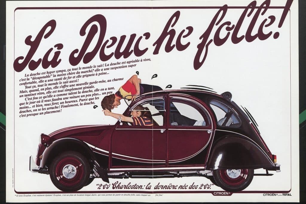 Anuncio publicitario del Citroën 2CV Charleston en francés, con el título "La Deuch' ne folle!" (¡El 2CV está loco!). La imagen muestra un Citroën 2CV Charleston bicolor en burdeos y negro. Dos personas, una mujer y un hombre, interactúan con el coche de forma divertida: la mujer está sentada al volante, mientras el hombre asoma desde el techo descapotable, señalando hacia el interior.

El texto publicitario dice (traducido al español):
"La deuche es súper simpática, ¡todo el mundo lo sabe! Es agradable de conducir, es el 'descapotable' más barato del mercado y tiene una suspensión súper cómoda, casi parece que vuela... ¡Todo el mundo lo sabe también! Pero, además, ¡tiene un estilo único, un encanto irresistible, y es simplemente genial!
Es una locura, tiene de todo: cada día te gustará más. Y el día en que necesites un coche algo más... bueno, serás feliz. Porque los 2CV, ¡la gente los pelea! Finalmente, la deuche... ¡es casi una inversión!

'2CV Charleston: la última creación de los 2CV.'"